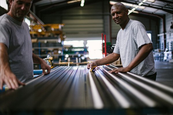 Comment porter des jupes crayon pour un style business moderne?